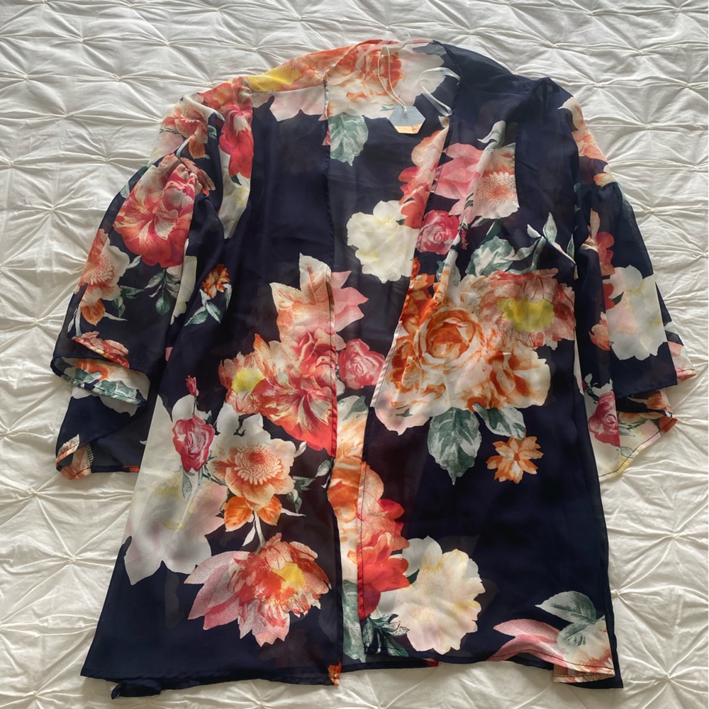 NWT Kimono Navy with pink flowers lightweight flowy slimming